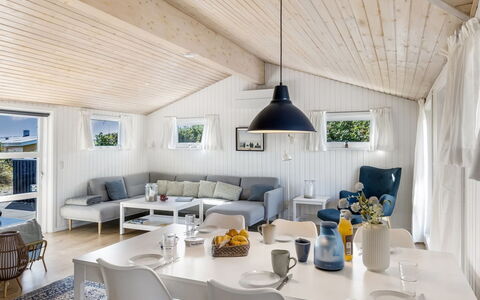 Ingemar - 100M from the Sea: Mobilia, Interior Design, Legna, Divano, Soffitto, Pavimentazione, Soggiorno, Casa, Pavimento, Tavolo