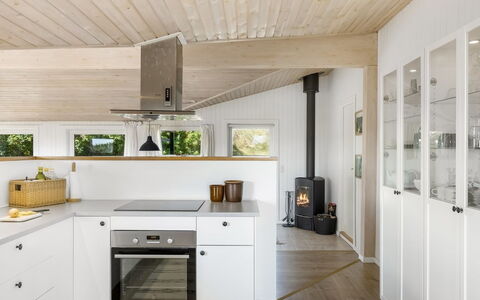 Ingemar - 100M from the Sea: Pavimentazione, Cucina, Interior Design, Controsoffitto, Legna, Pavimento, Soffitto, Lampada, Mobilia, Cabinetry