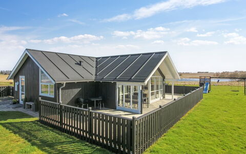 Mirkka - 1.5Km from the Sea: Legna, Casa, Villetta, Casa, Tetto, Area Rurale, Raccordo, Log Cabin, Edifici Giardino, Latifoglie