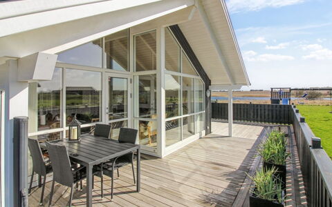 Mirkka - 1.5Km from the Sea: Legna, Casa, Villetta, Casa, Tetto, Area Rurale, Raccordo, Log Cabin, Edifici Giardino, Latifoglie
