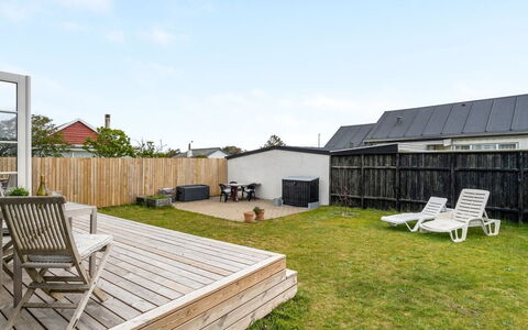 Sofine - 250M from the Sea: Tetto, Casa, Lotto, Backyard, Giardino, Deck, Shade, Villetta, Cortile, Pavimento In Legno