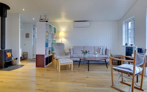 Sofine - 250M from the Sea: Mobilia, Pavimentazione, Interior Design, Pavimento, Pavimento In Legno, Legna, Soffitto, Soggiorno, Camera, Illuminazione
