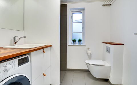 Sofine - 250M from the Sea: Pavimentazione, Pavimento, Idraulico Fixture, Interior Design, Legna, Lavatrice, Idraulico, Bagno, Rubinetto, Asciugatrice