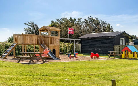 Risker - 70M from the Sea: Villetta, Backyard, Cortile, Edifici Giardino, Capannone, Raccordo, Mobili Da Esterno, Log Cabin, Struttura Esterna, Baracca