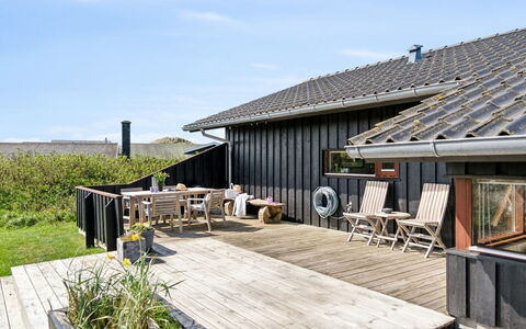 Danica - 175M from the Sea: Casa, Tetto, Casa, Porta, Villetta, Shade, Giardino, Groundcover, Portico, Cortile