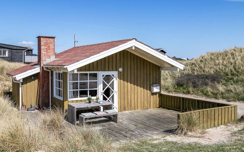 Guthfrith - 100M from the Sea: Tetto, Casa, Porta, Villetta, Shade, Raccordo, Cortile, Estate, Backyard