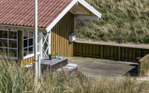 Guthfrith - 100M from the Sea: Tetto, Casa, Porta, Villetta, Shade, Raccordo, Cortile, Estate, Backyard