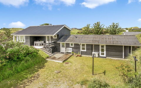 Stina - 250M from the Sea: Tetto, Casa, Porta, Villetta, Shade, Raccordo, Cortile, Estate, Backyard