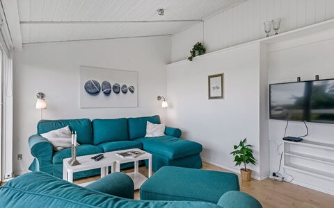 Stina - 250M from the Sea: Tetto, Casa, Porta, Villetta, Shade, Raccordo, Cortile, Estate, Backyard