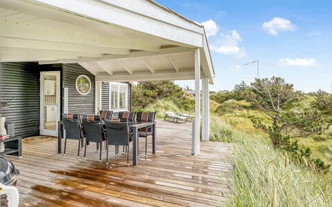 Stina - 250M from the Sea: Tetto, Casa, Porta, Villetta, Shade, Raccordo, Cortile, Estate, Backyard