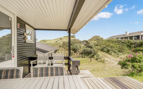Stina - 250M from the Sea: Tetto, Casa, Porta, Villetta, Shade, Raccordo, Cortile, Estate, Backyard