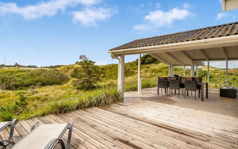Stina - 250M from the Sea: Tetto, Casa, Porta, Villetta, Shade, Raccordo, Cortile, Estate, Backyard