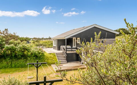 Stina - 250M from the Sea: Tetto, Casa, Porta, Villetta, Shade, Raccordo, Cortile, Estate, Backyard