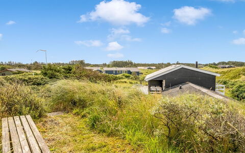 Stina - 250M from the Sea: Tetto, Casa, Porta, Villetta, Shade, Raccordo, Cortile, Estate, Backyard