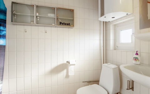 Birgitta - 150M from the Sea: Parete, Idraulico Fixture, Pavimentazione, Bagno, Interior Design, Pavimento, Toilet Seat, Gabinetto, Lavandino Del Bagno, Lavello