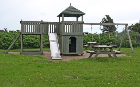 Birgitta - 150M from the Sea: Campo Da Giuoco, Prato, Parco, Giardino, Shade, Attrezzatura Giochi All'Aperto, Cortile, Landscaping, Scivolo, Backyard