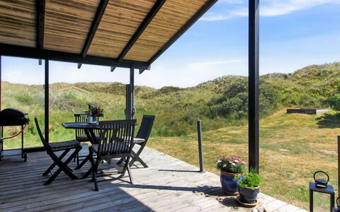 Tulir - 300M from the Sea: Casa, Tetto, Casa, Porta, Villetta, Shade, Giardino, Groundcover, Portico, Cortile