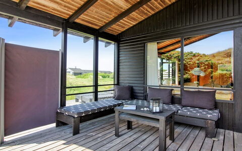 Tulir - 300M from the Sea: Casa, Tetto, Casa, Porta, Villetta, Shade, Giardino, Groundcover, Portico, Cortile