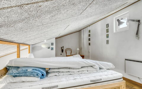 Salka - 150M from the Sea: Legna, Interior Design, Soffitto, Mobilia, Camera Da Letto, Pavimentazione, Pavimento, Illuminazione, Biancheria, Letto