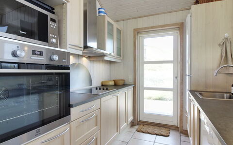 Åmunde - 150M from the Sea: Cucina, Elettrodomestico Da Cucina, Controsoffitto, Cabinetry, Pavimentazione, Interior Design, Apparecchio Major, Mobilia, Legna, Pavimento