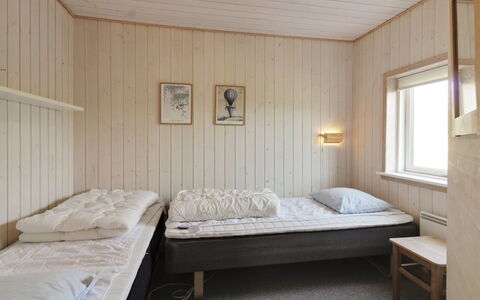 Åmunde - 150M from the Sea: Letto, Legna, Camera Da Letto, Pavimento, Lenzuolo, Pavimentazione, Interior Design, Bedding, Mobilia, Soffitto