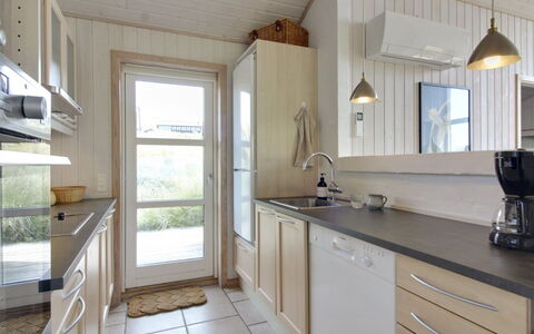 Åmunde - 150M from the Sea: Controsoffitto, Cucina, Interior Design, Pavimentazione, Cabinetry, Elettrodomestico Da Cucina, Legna, Mobilia, Pavimento, Soffitto