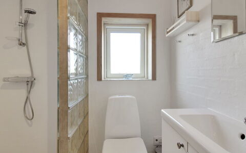 Åmunde - 150M from the Sea: Bagno, Parete, Idraulico Fixture, Pavimentazione, Interior Design, Toilet Seat, Gabinetto, Pavimento, Soffitto, Idraulico
