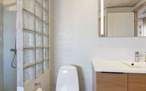 Åmunde - 150M from the Sea: Interior Design, Parete, Pavimentazione, Idraulico Fixture, Pavimento, Mobiletto Del Bagno, Lavandino Del Bagno, Bagno, Soffitto, Lavello