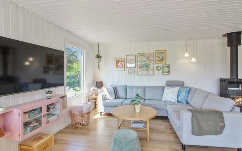 Herma - 300M from the Sea: Pavimentazione, Interior Design, Legna, Divano, Mobilia, Pavimento, Soggiorno, Soffitto, Camera