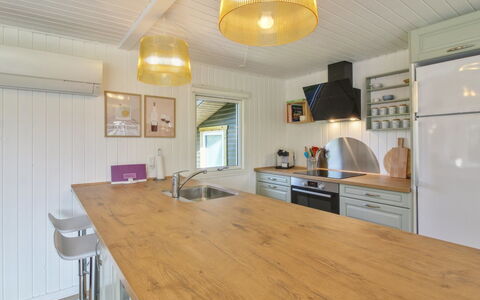 Herma - 300M from the Sea: Pavimentazione, Interior Design, Mobilia, Controsoffitto, Legna, Pavimento, Soffitto, Cabinetry, Pavimento In Legno, Cucina