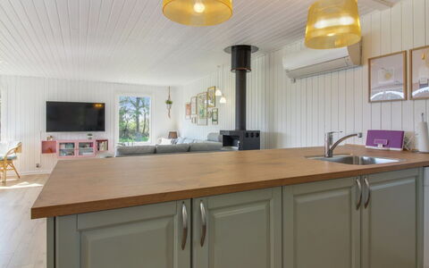 Herma - 300M from the Sea: Pavimentazione, Cucina, Controsoffitto, Interior Design, Mobilia, Legna, Pavimento, Cabinetry, Soffitto, Elettrodomestico Da Cucina