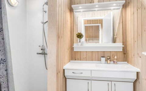 Anne - 100M from the Sea: Pavimentazione, Interior Design, Legna, Pavimento, Idraulico Fixture, Soffitto, Lavello, Bagno, Lavandino Del Bagno, Mobiletto Del Bagno