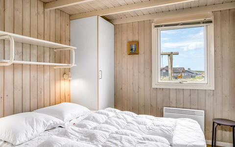 Anne - 100M from the Sea: Legna, Camera Da Letto, Letto, Lenzuolo, Bedding, Telaio Del Letto, Plank, Latifoglie, Color Legno, Biancheria