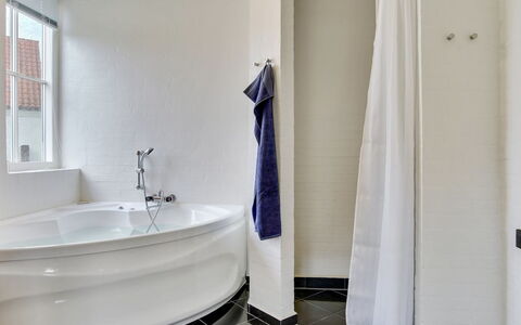 Adrian - 200M from the Sea: Pavimentazione, Bagno, Pavimento, Interior Design, Idraulico Fixture, Vasca Da Bagno, Idraulico, Piastrella, Materiale Composito, Rubinetto