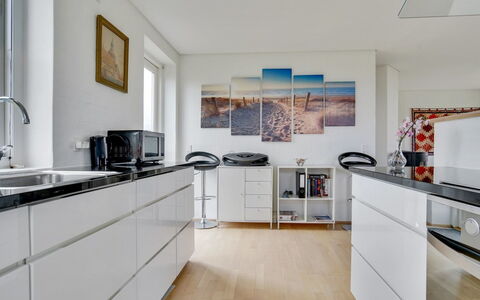 Adrian - 200M from the Sea: Cucina, Pavimentazione, Interior Design, Controsoffitto, Cabinetry, Legna, Elettrodomestico Da Cucina, Pavimento, Mobilia, Casa