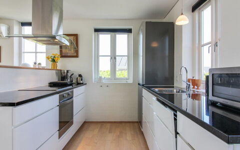 Adrian - 200M from the Sea: Cucina, Controsoffitto, Elettrodomestico Da Cucina, Cabinetry, Pavimentazione, Interior Design, Legna, Pavimento, Apparecchio Major, Mobilia