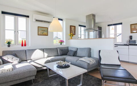 Adrian - 200M from the Sea: Mobilia, Divano, Interior Design, Pavimentazione, Soggiorno, Pavimento, Soffitto, Tavolo, Casa, Camera
