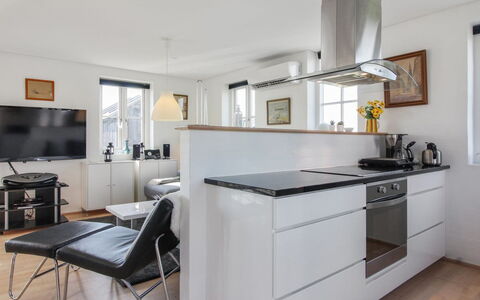 Adrian - 200M from the Sea: Mobilia, Interior Design, Cucina, Pavimentazione, Controsoffitto, Cabinetry, Elettrodomestico Da Cucina, Legna, Pavimento, Soffitto