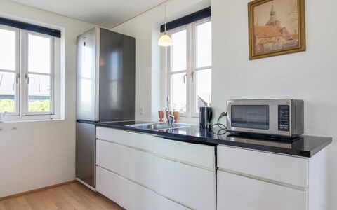 Adrian - 200M from the Sea: Cucina, Controsoffitto, Cabinetry, Pavimentazione, Elettrodomestico Da Cucina, Legna, Interior Design, Pavimento, Apparecchio Major, Elettrodomestico