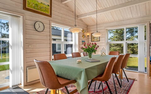 Mathy - 900M from the Sea: Legna, Interior Design, Pavimentazione, Soffitto, Mobilia, Sala Da Pranzo, Cucina & Sala Da Pranzo Tavolo, Pavimento, Casa, Pavimento In Legno