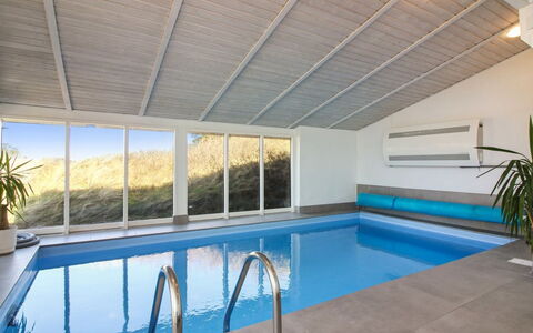 Judeth - 300M from the Sea: Mobilia, Interior Design, Sedia, Pavimentazione, Tavolo, Ricorrere, Pavimento, Soffitto, Camera, Eco Hotel