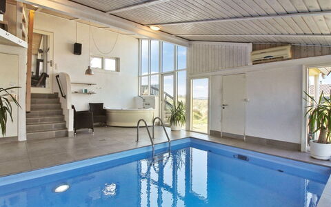 Judeth - 300M from the Sea: Mobilia, Interior Design, Sedia, Pavimentazione, Tavolo, Ricorrere, Pavimento, Soffitto, Camera, Eco Hotel