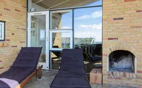 Judeth - 300M from the Sea: Mobilia, Interior Design, Sedia, Pavimentazione, Tavolo, Ricorrere, Pavimento, Soffitto, Camera, Eco Hotel