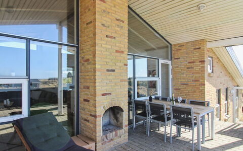 Judeth - 300M from the Sea: Mobilia, Interior Design, Sedia, Pavimentazione, Tavolo, Ricorrere, Pavimento, Soffitto, Camera, Eco Hotel