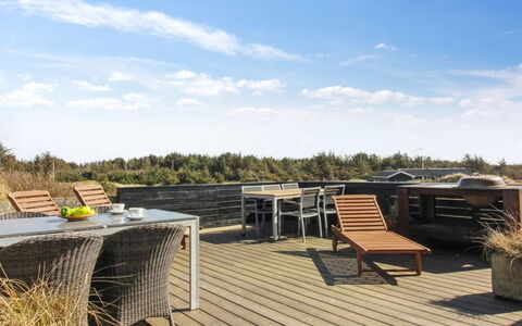Judeth - 300M from the Sea: Mobilia, Interior Design, Sedia, Pavimentazione, Tavolo, Ricorrere, Pavimento, Soffitto, Camera, Eco Hotel