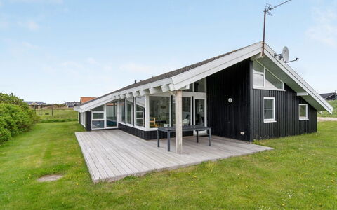 Hilkka - 500M from the Sea: Tetto, Casa, Lotto, Casa, Villetta, Estate, Edifici Giardino, Shade, Log Cabin, Landscaping