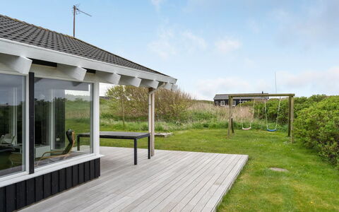Hilkka - 500M from the Sea: Tetto, Casa, Lotto, Casa, Villetta, Estate, Edifici Giardino, Shade, Log Cabin, Landscaping
