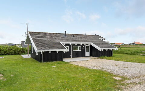 Hilkka - 500M from the Sea: Tetto, Casa, Lotto, Casa, Villetta, Estate, Edifici Giardino, Shade, Log Cabin, Landscaping