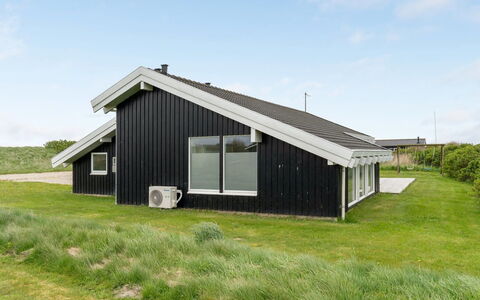 Hilkka - 500M from the Sea: Tetto, Casa, Lotto, Casa, Villetta, Estate, Edifici Giardino, Shade, Log Cabin, Landscaping