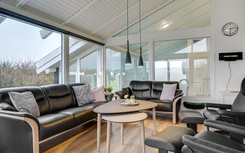 Hilkka - 500M from the Sea: Tetto, Casa, Lotto, Casa, Villetta, Estate, Edifici Giardino, Shade, Log Cabin, Landscaping